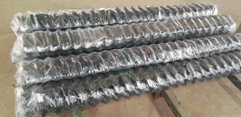 Green chain link helideck mesh packed by plastic film against corrosion.