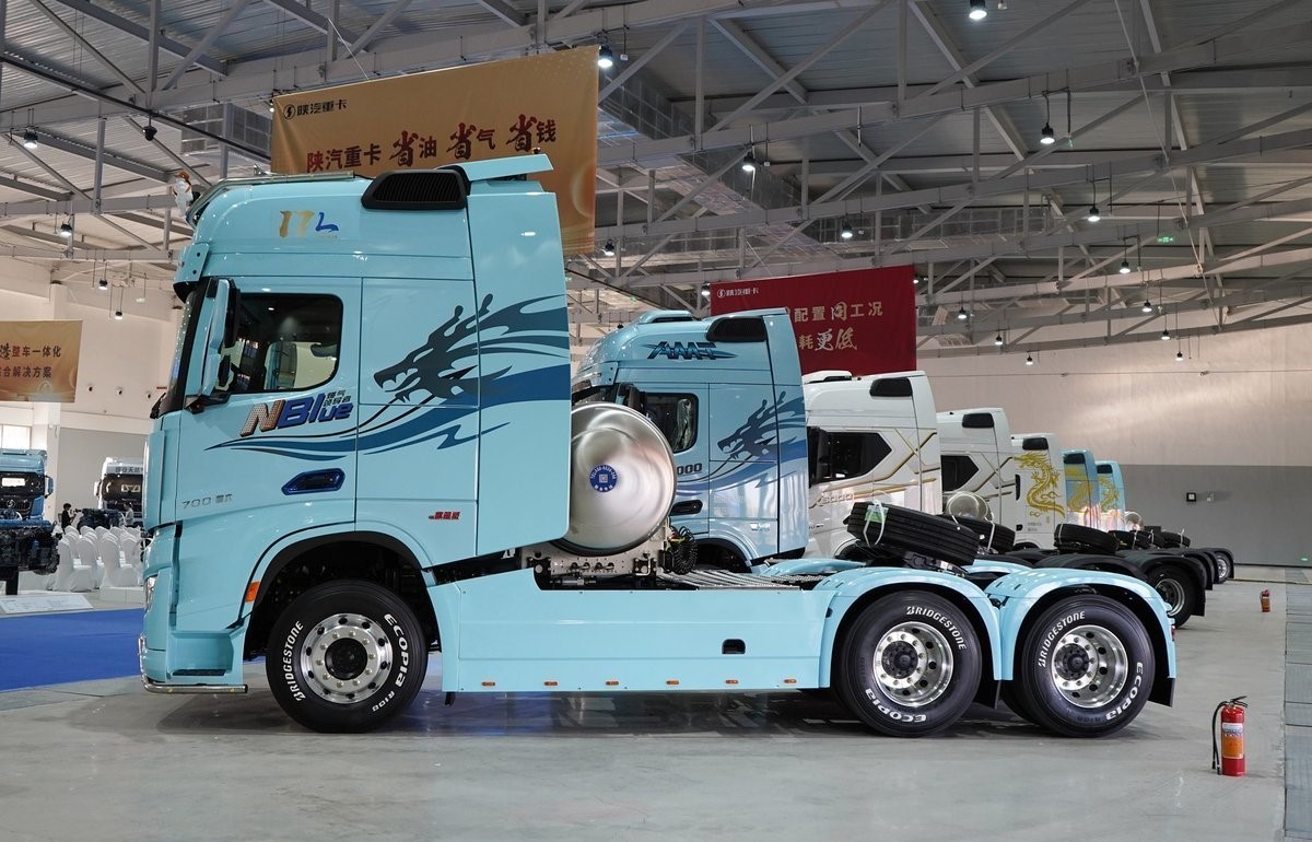 7.5T Front Axle Stainless Steel Shacman Tractor Truck Electrical with 10 Forward Shift Number