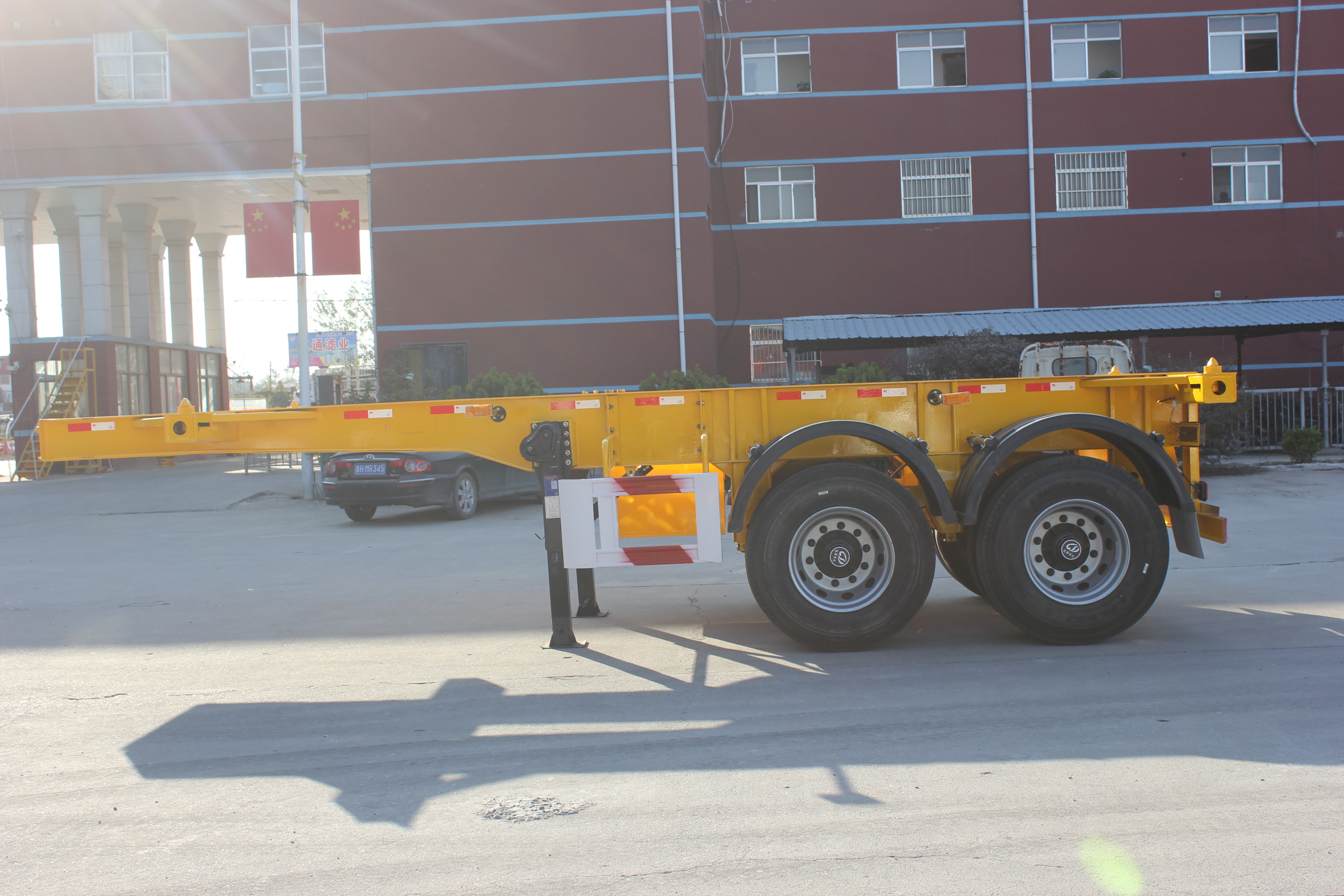 Light Tare Weight 2/3 Axles 20-40-45ft Air Suspension Container Chassis Semi-Trailer