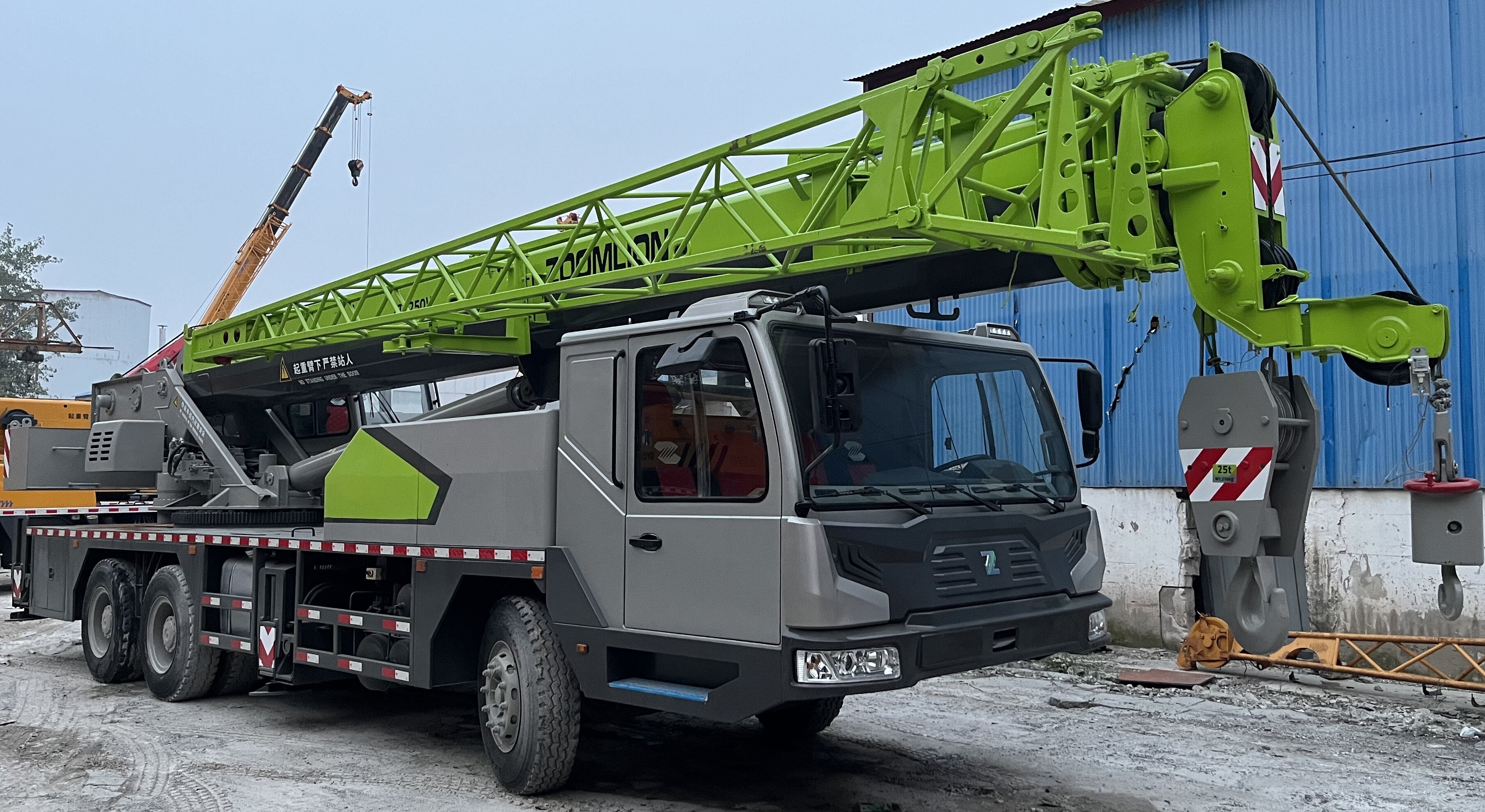Chinese Used Crane ZOOMLION ZTC250V 25 Tons Mobile Crane in Very Good Condition