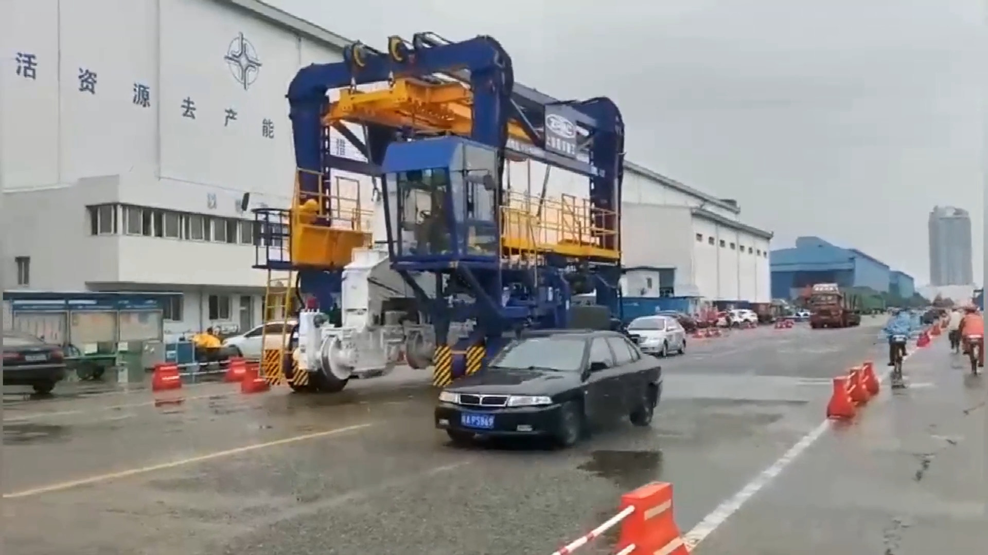 Highly Customized Straddle Container Lifter Machine With Cummins Engine
