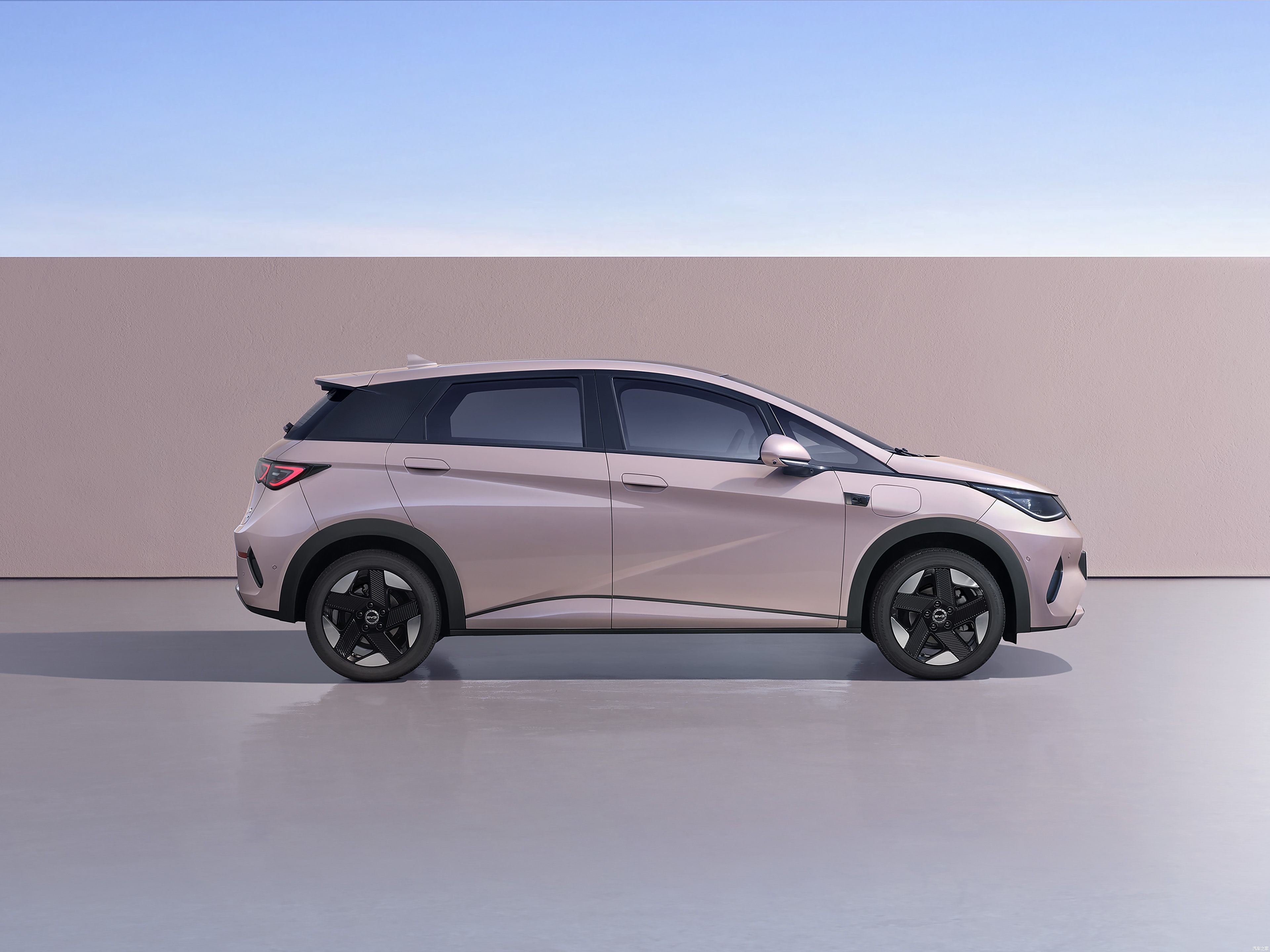 2025 BYD Dolphin, the most perfect small electric car in China. With intelligent driving function. Range 420KM-520KM.