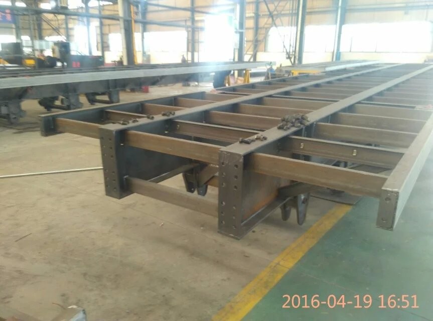 Q345 Material 4 Axles Low Bed Semi Trailer Trucks With 12.00R20 Model Tire For 50T Load Capacity With 3.5 Inch King Pin