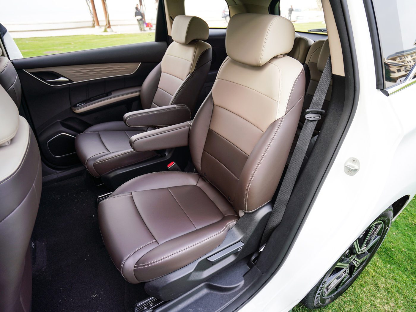 6-Seat MPV Electric Auto with R18 Tire Size and 150-200Ps Total Horsepower Perfect in Need of Transportation Solutions