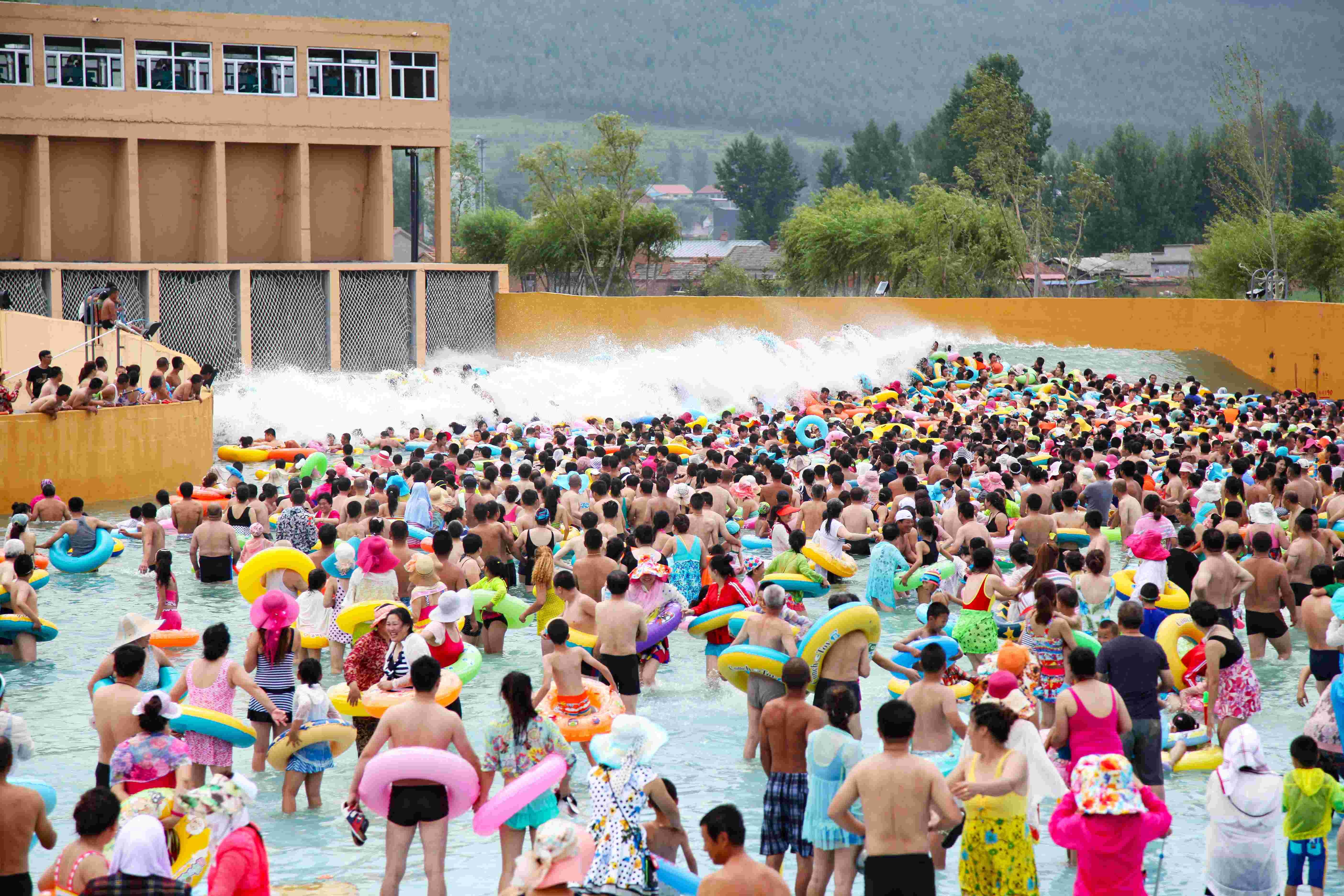 Customized Water park Wave Machine For Family Fun in Aqua Park