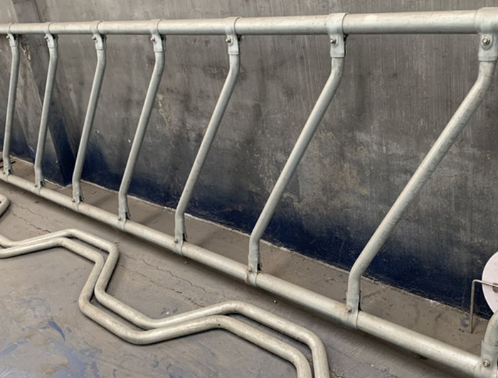 Anti Rust Cattle Diagonal Feed Barriers , Galvanized Steel Cow Feed Barrierse