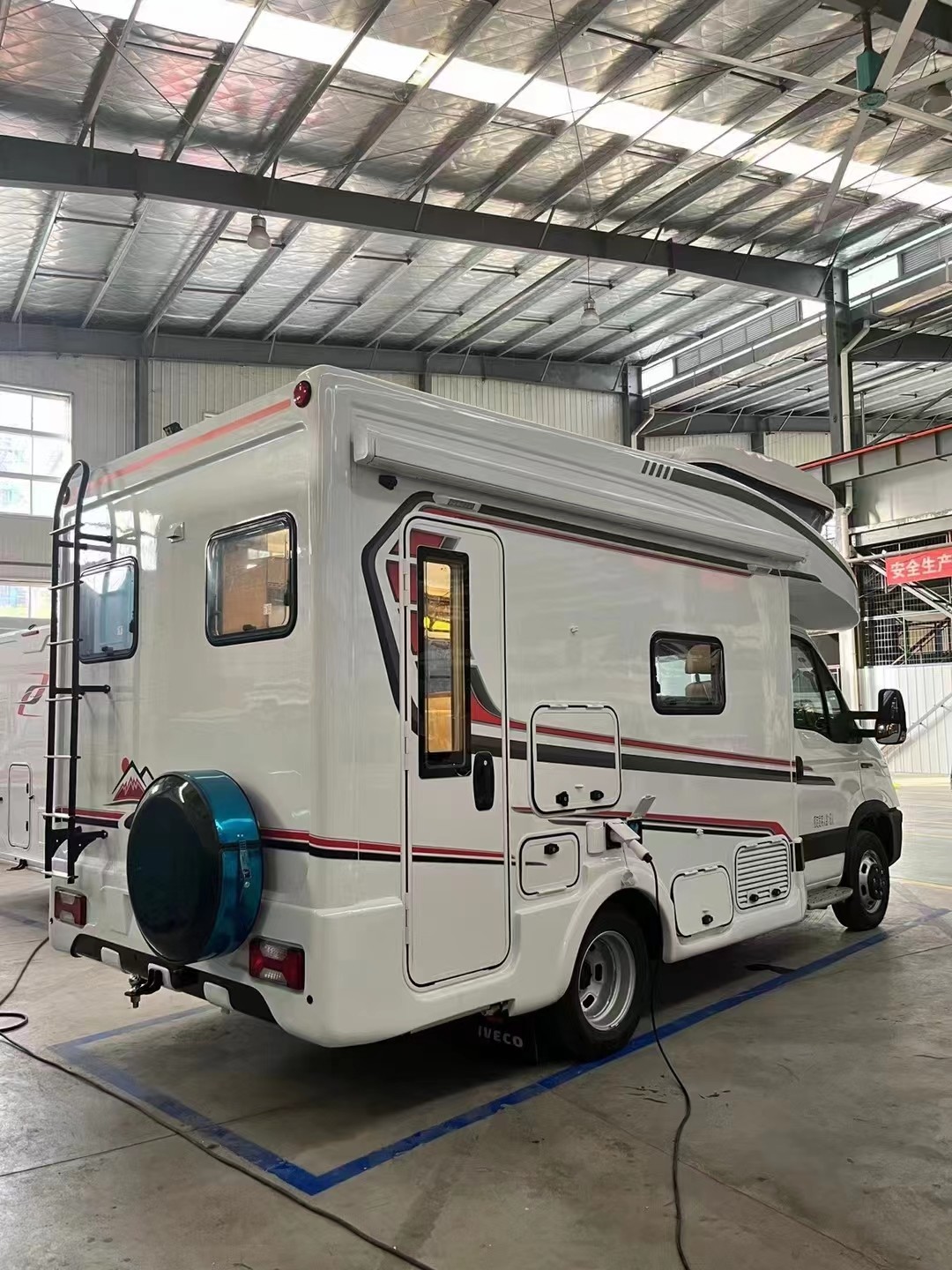 4x2 Mobile House Truck Automatic RV Motorhome For Travelling Euro VI