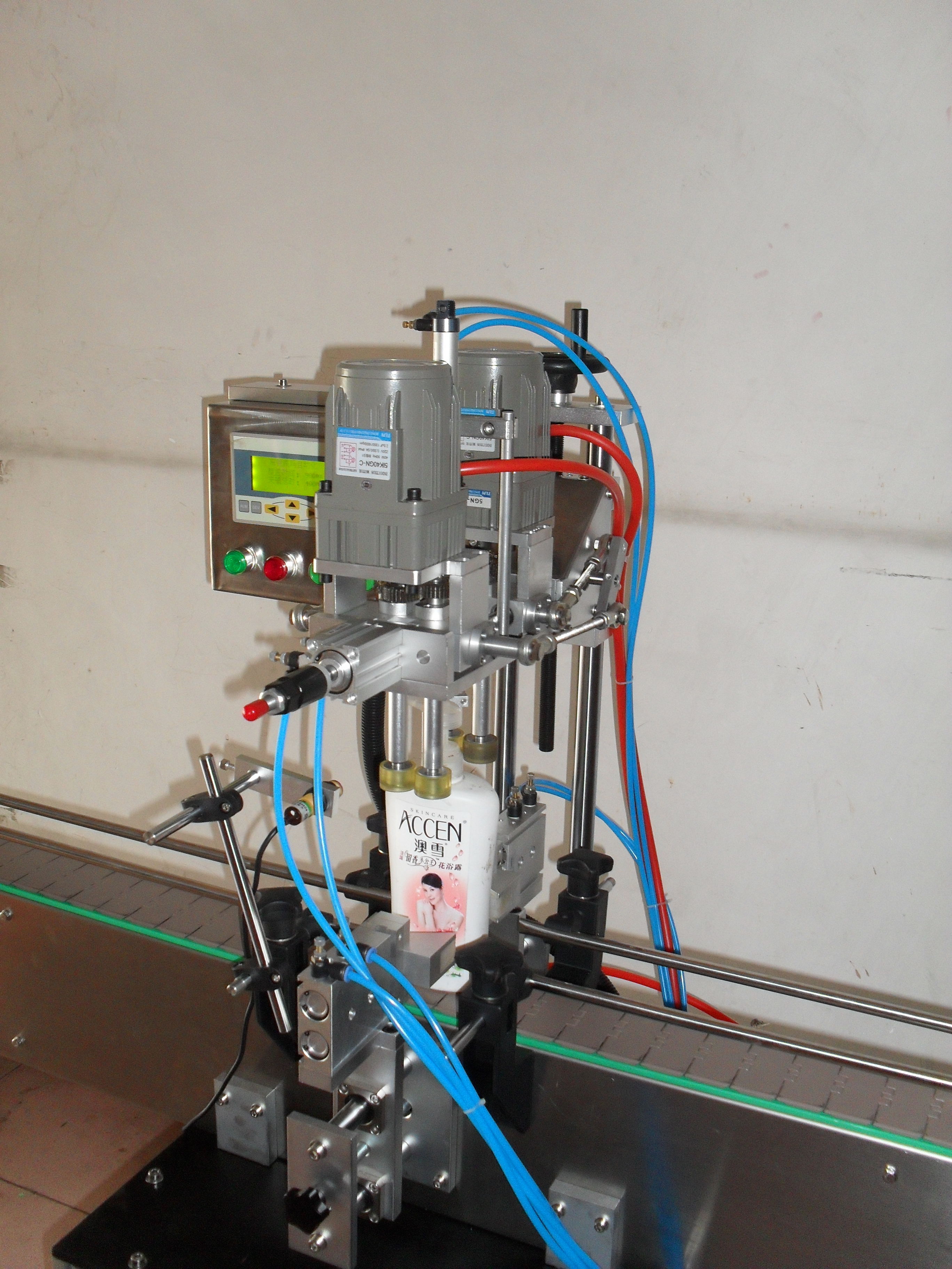 Spray Pump Automatic Bottle Capping Machine , Plastic Cap Sealing Machine