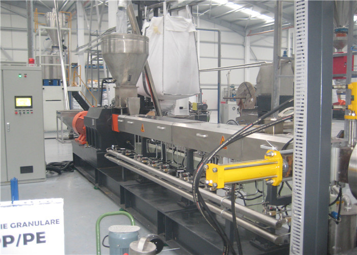 150kg/H Plastic Pelletizing Machine Semi Automatic Operated Top Feeding