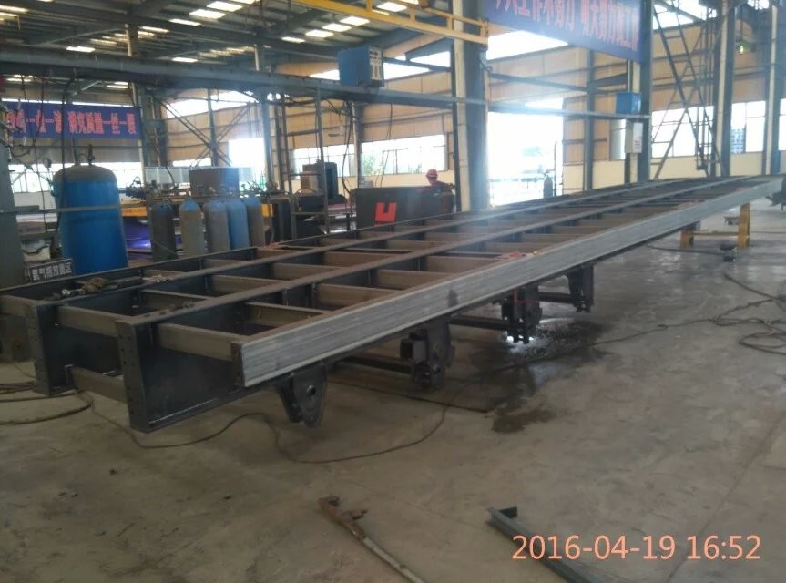 Q345 Material 4 Axles Low Bed Semi Trailer Trucks With 12.00R20 Model Tire For 50T Load Capacity With 3.5 Inch King Pin