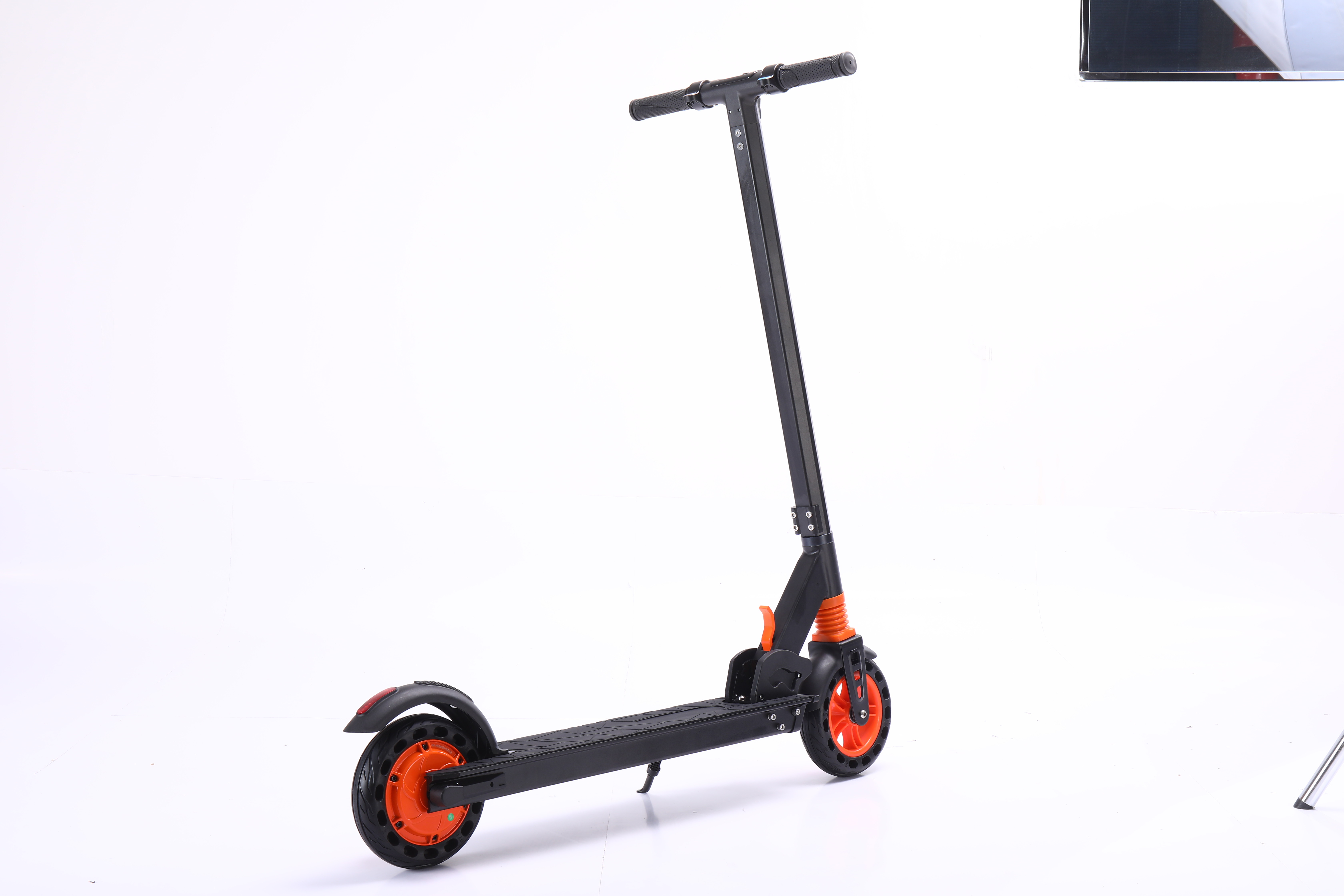 On sale fashionable electric scooter with lithium battery and motor