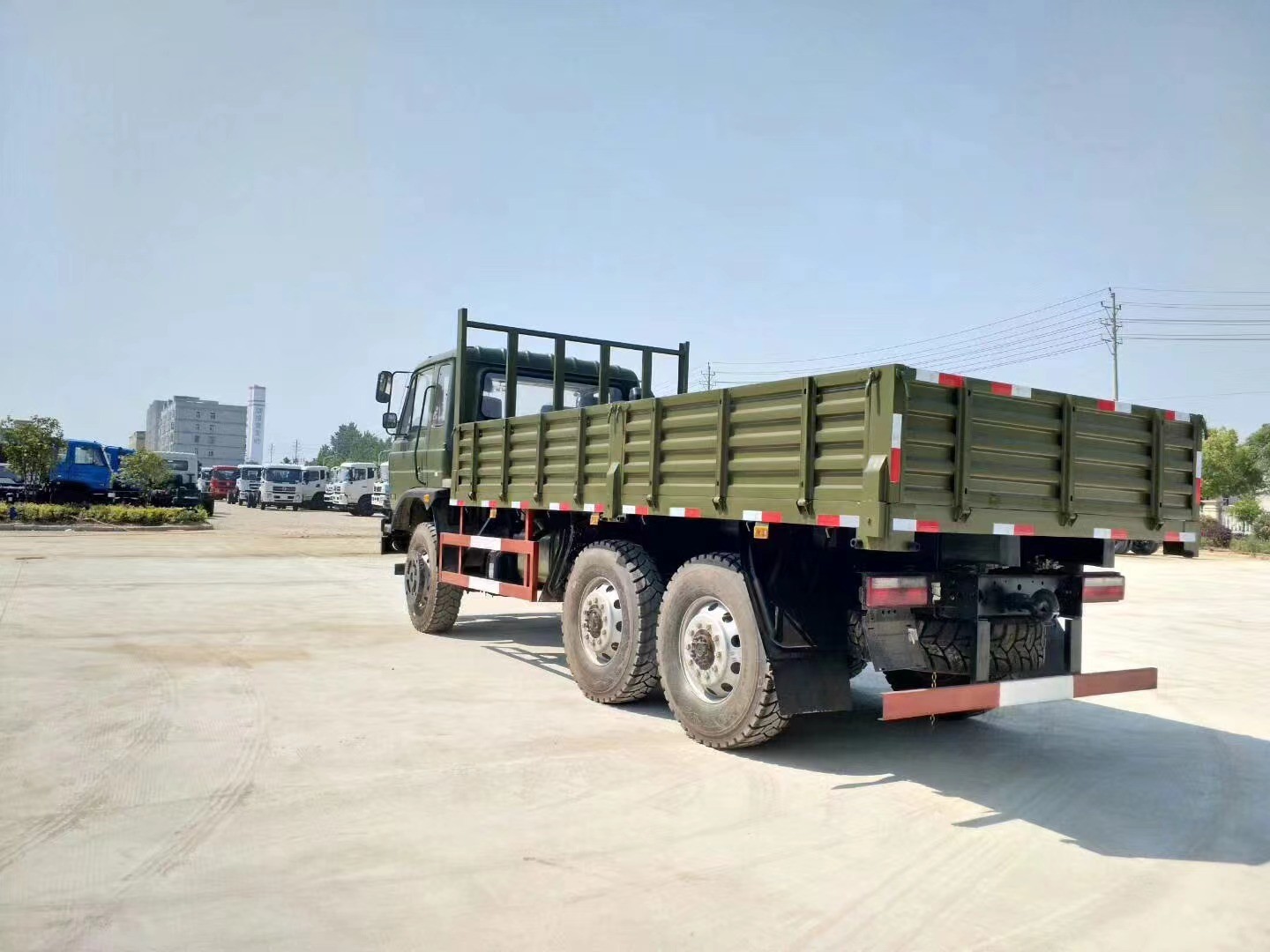 Dongfeng Cargo Truck 20 Tons Loading Weight Euro 3 Emission Left Hand Drive 6*4 Drive Mode