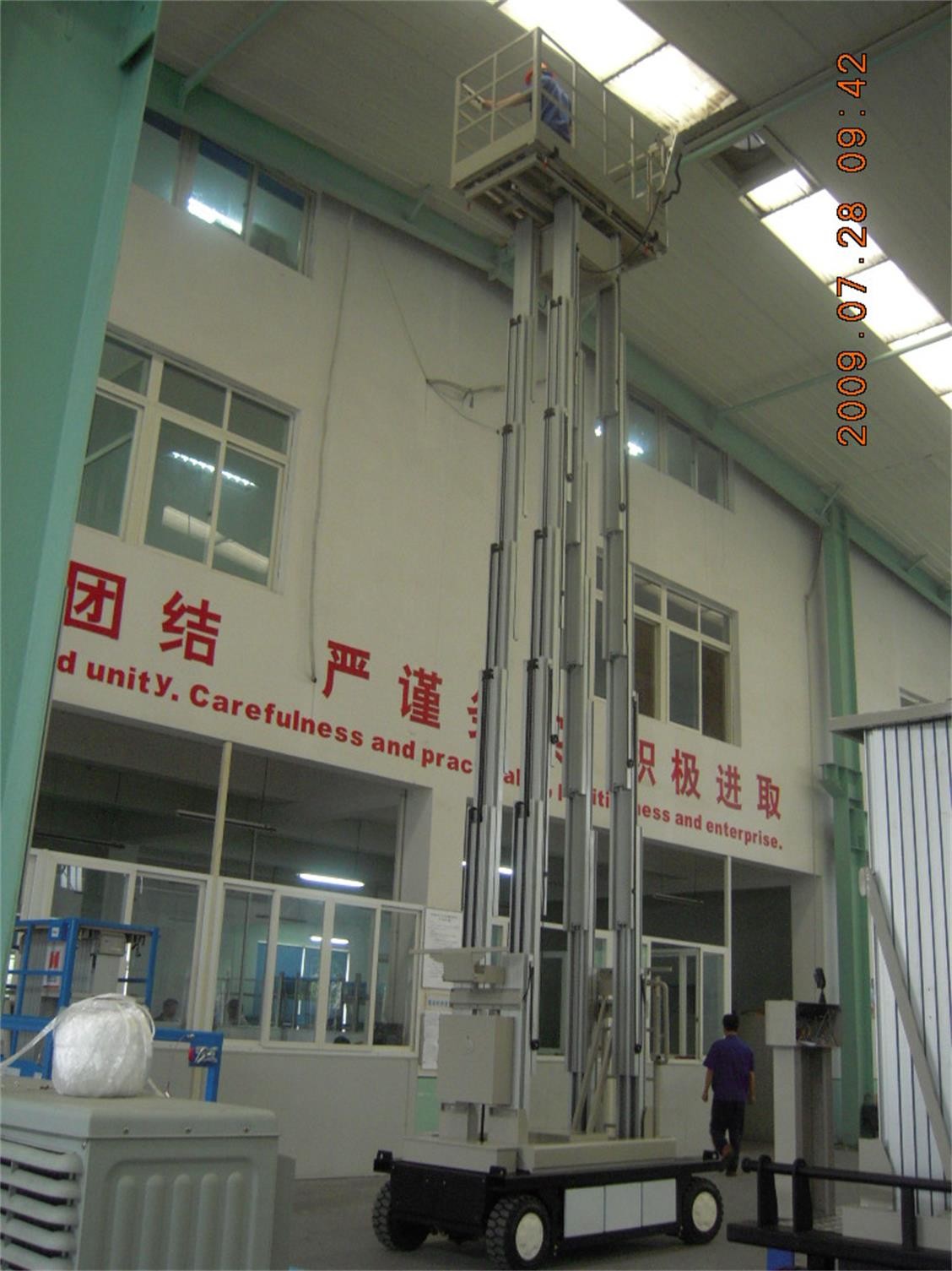Indoor / Outdoor Hydraulic Work Platform Lift Self Propelled 10m Height