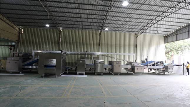 Hot Sales Biscuit Making Machine Chocolate Injection Cream Filled Snack Food Machinery