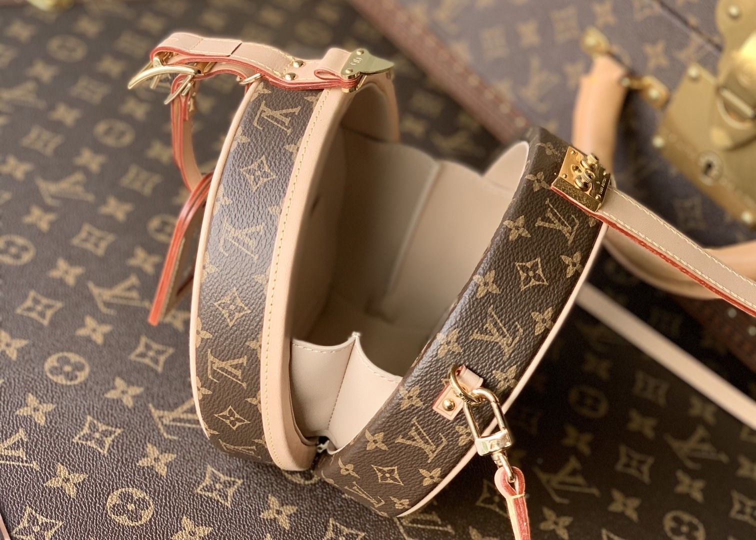 Ladies Leather 7.5cm Circular Push Lock Crossbody Bag With Mental Ornament