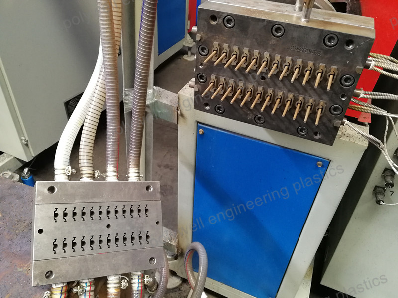 Injection Mold Put In Nylon Thermal Barrier Strip Extruding Machine