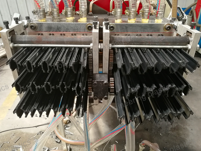 Plastic Mould Components Plastic Moulding Dies Used In Polyamide Thermal Break Bar Extrusion Machine