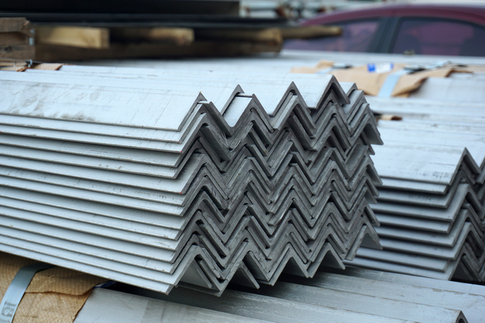Hot Rolled Unpolished Steel Angle Beam Wear Resistance 304 Metal Right Angle Trim 1