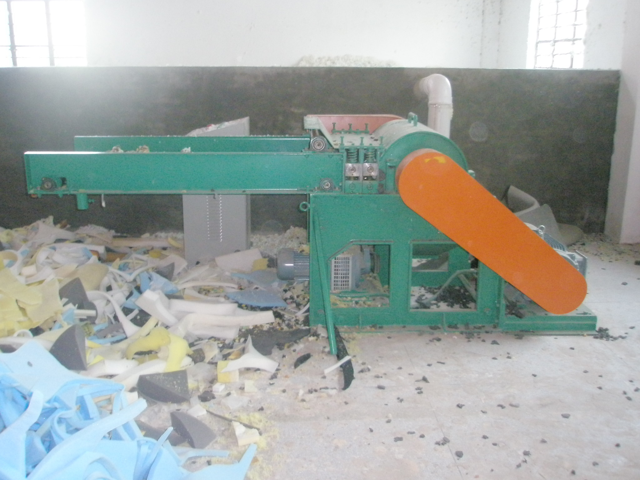 Waste Recovery Foam Crushing Machine For Processing Cushion / Pillow / Mattress