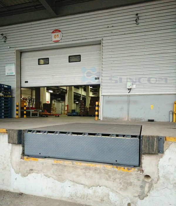 Push Button 3 Phrase Hydraulic Dock Ramp Common Eco - Friendly For Heavy Lifting