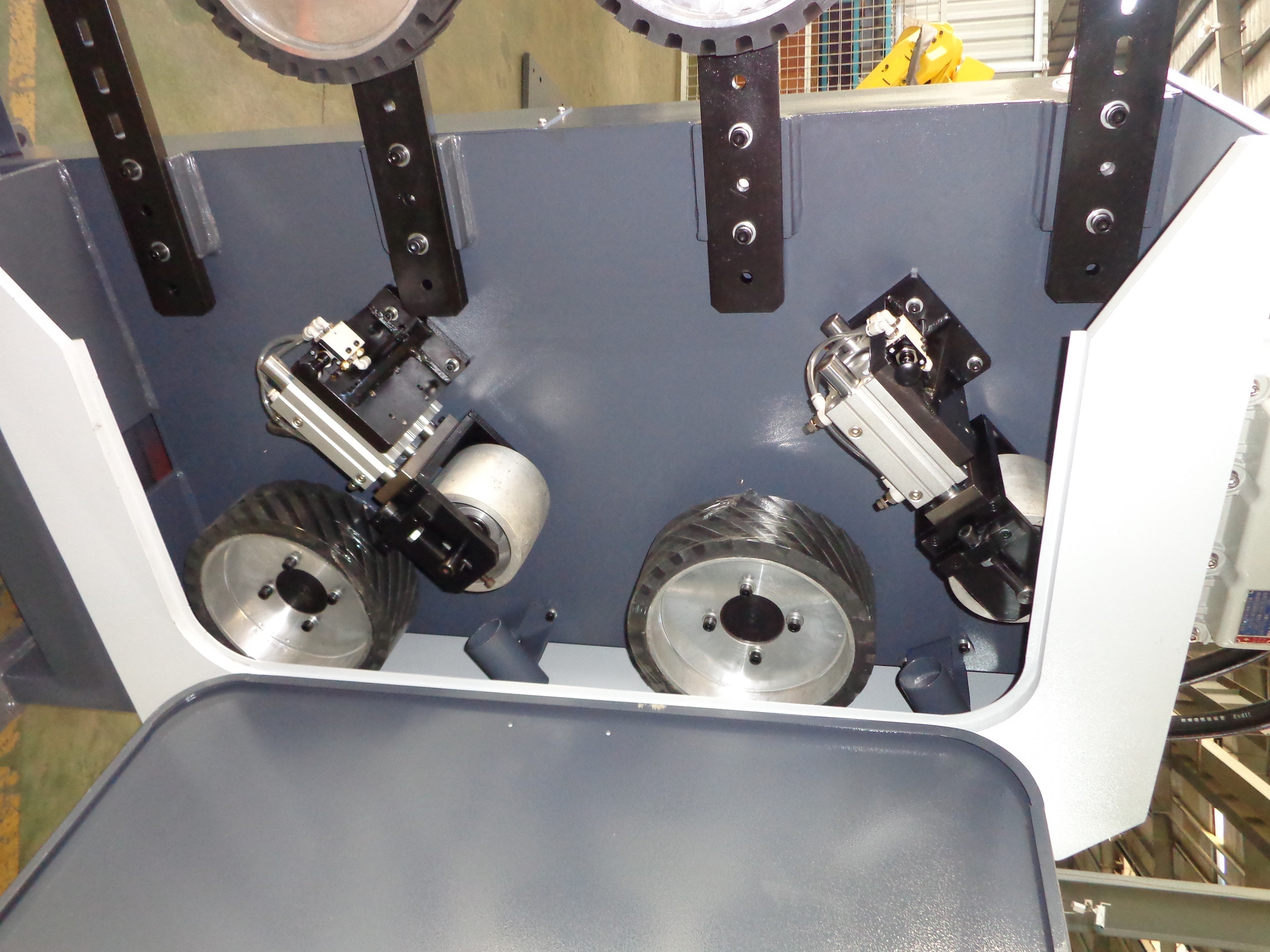 Door Handle Robot Buffing Machine, Robotic Cell Metal Deburring Machine For Belt Polishing Door Handles