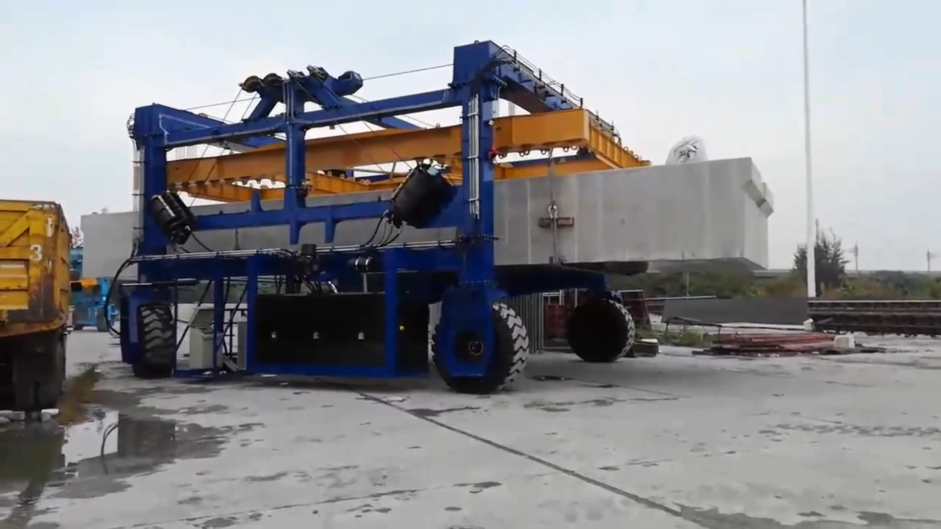 Blue Cargo Mobile Gantry Crane For Precast Concrete Construction Products