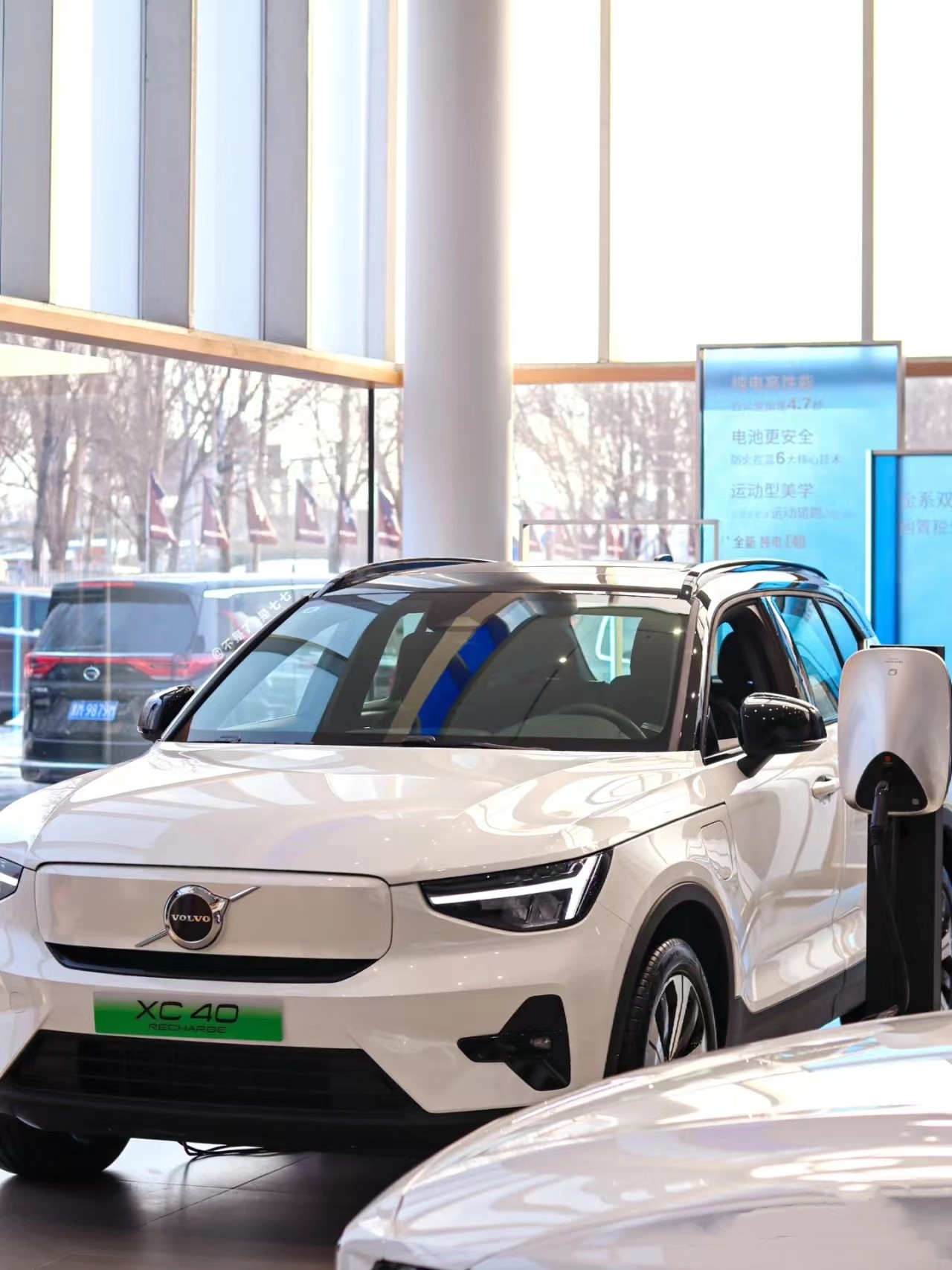 78kWh Battery Capacity Dual Motor Four-Wheel Drive Mobile APP Remote Control Electric SUV Cars VOL-VO XC40 RECHARGE AWD