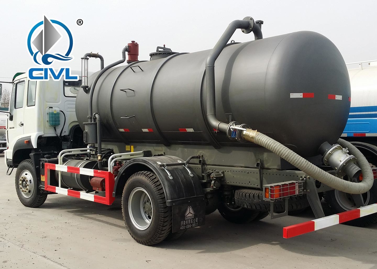 HOWO 4*2 12,000 Liters Heavy Sewage Suction Truck , White Color Vacuum Suction Truck