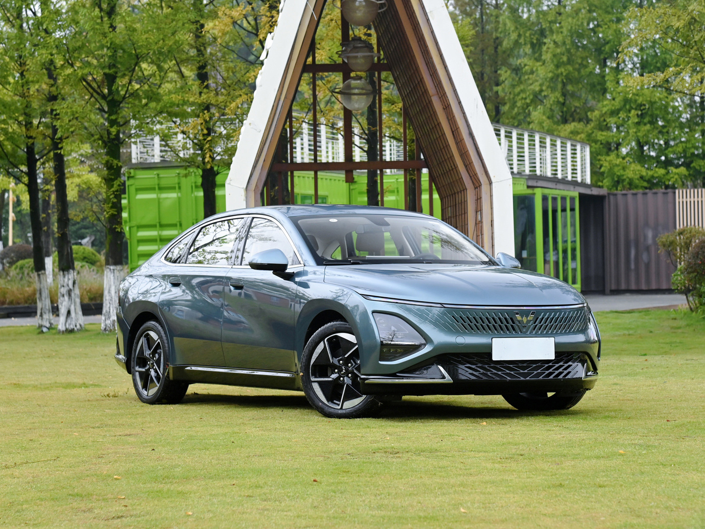 2024 Wuling Starlight 1.5L Hybrid Energy Vehicles with Lithium Iron Phosphate Battery and 150km Pure Electric Range