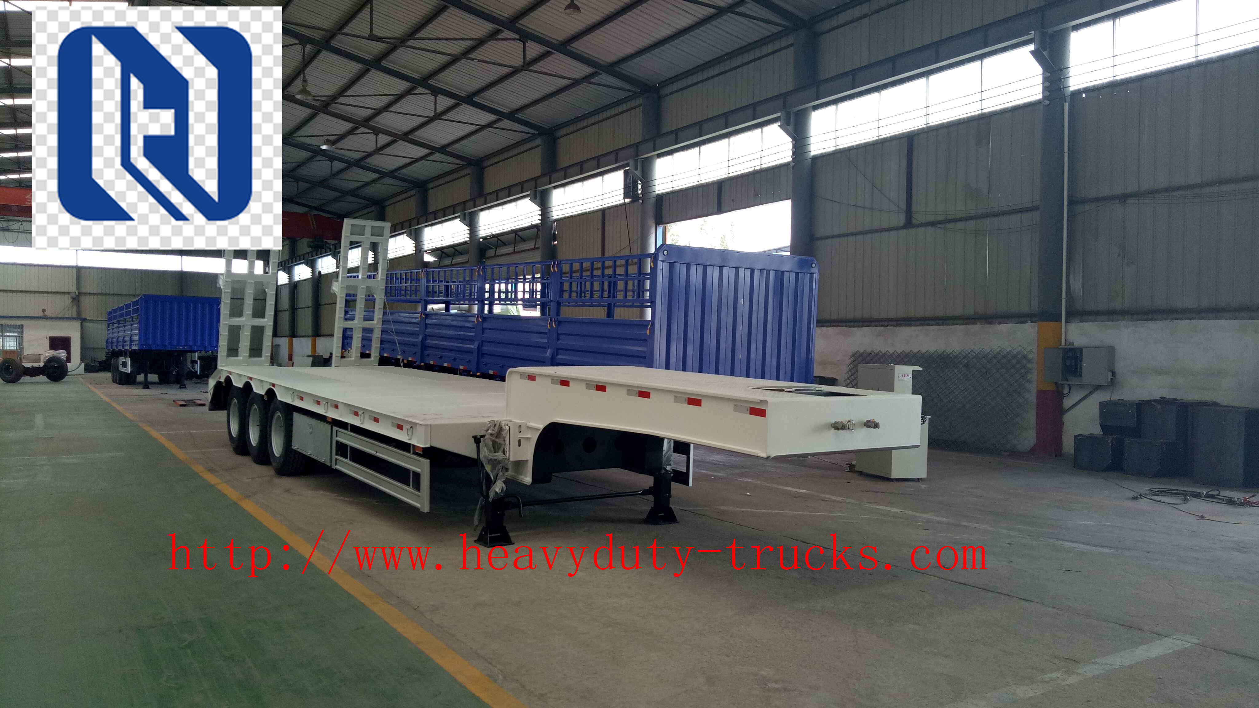 3 Axles Manual Semi Trailer Trucks Low Bed , Two Single Cargo Truck