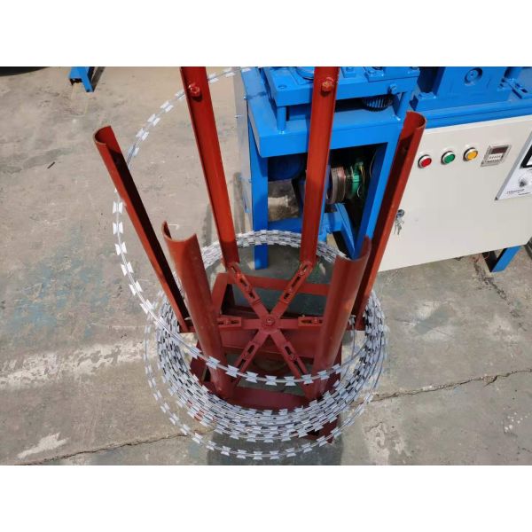 Punch Pressure 40T 9 Strips Razor Barbed Wire Machine , Shaving Blade Making Machine
