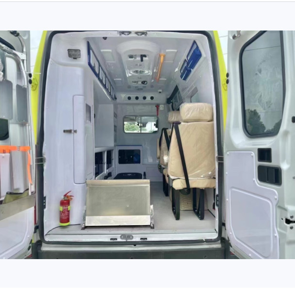 Emergency Rescue Vehicle 933/1097mm Front/Rear Suspension Ambulance With Diesel Oil