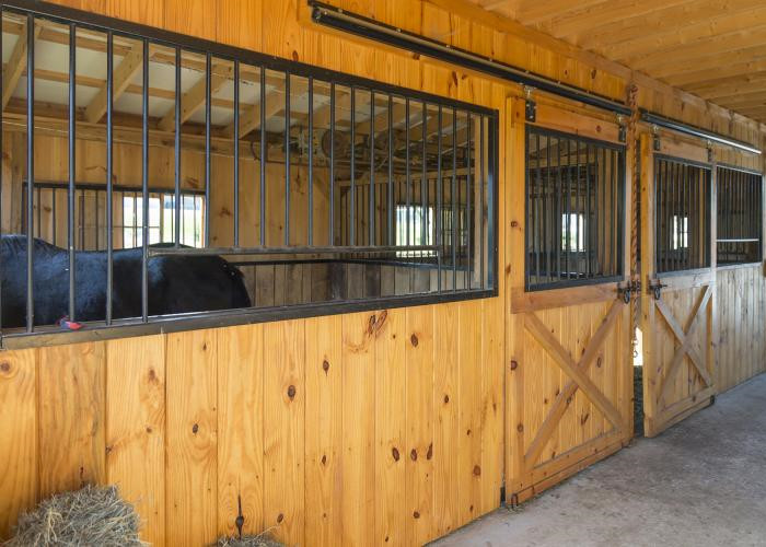 Livestock Hay Feeder For Cattle And Horse , Corral Feeder With Roof
