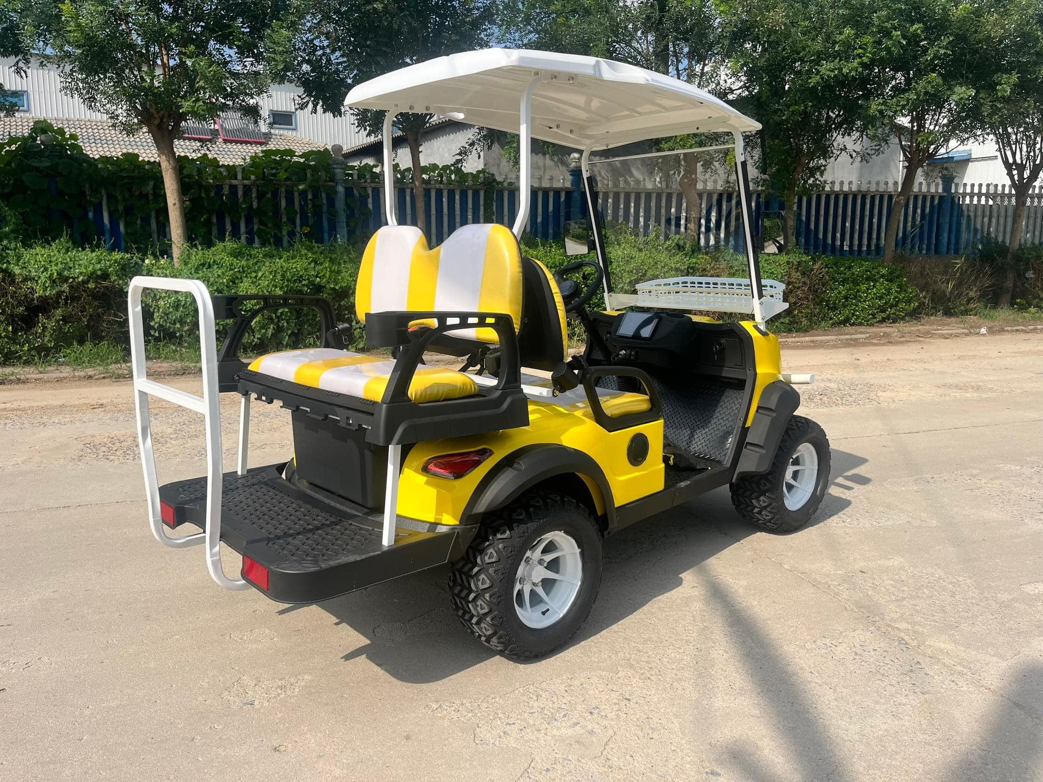 Yellow And White Color Matching Customizable 4-Seater Electric Golf Cart Shark Style Off-Road Tires