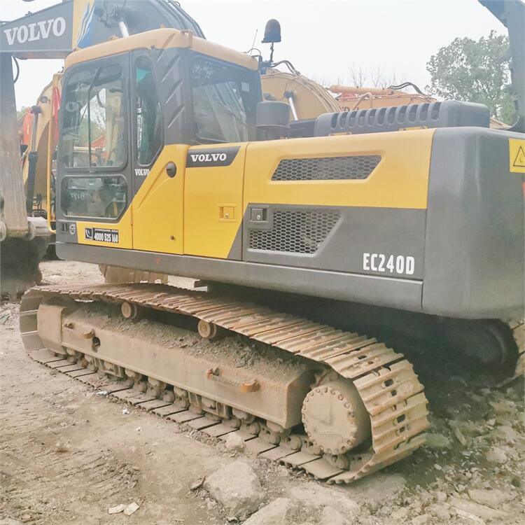 Volvo EC240 Excavator with Crawler Track and 1.2 m3 Bucket Capacity in Good Condition