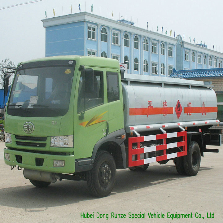 FAW 9CBM Petroleum Oil Tanker Truck For Transport With 3 Persons Seater
