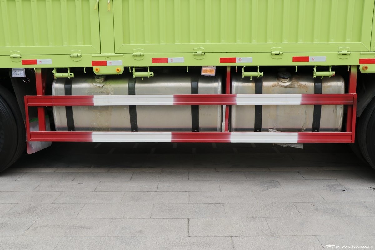 Jiefang Heavy Fence Truck Green Body High Roof 460HP 8X4 9.4m 12-Speed ​​Diesel Truck