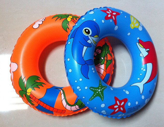 Inflatable swim ring with flowers
