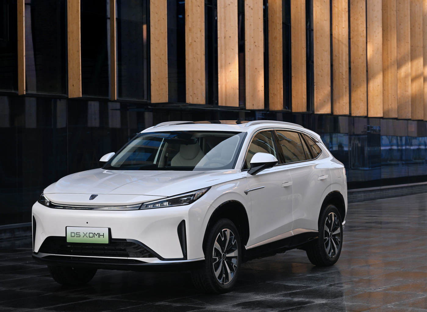 Roewe D5X 2024 135 Technology Edition Popular Plug-In Hybrid Compact SUV with 350 NM Torque and Front Wheel Drive