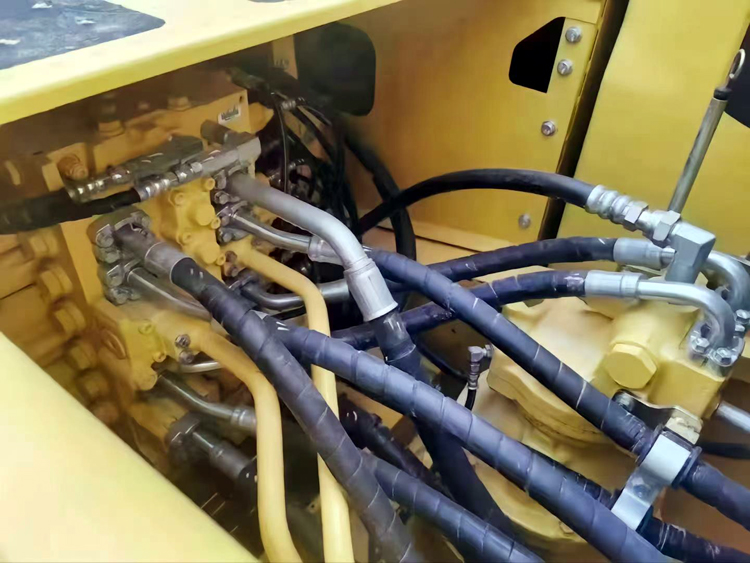 24 Ton Used Komatsu PC240 Excavator in Shanghai with Original Hydraulic Performance