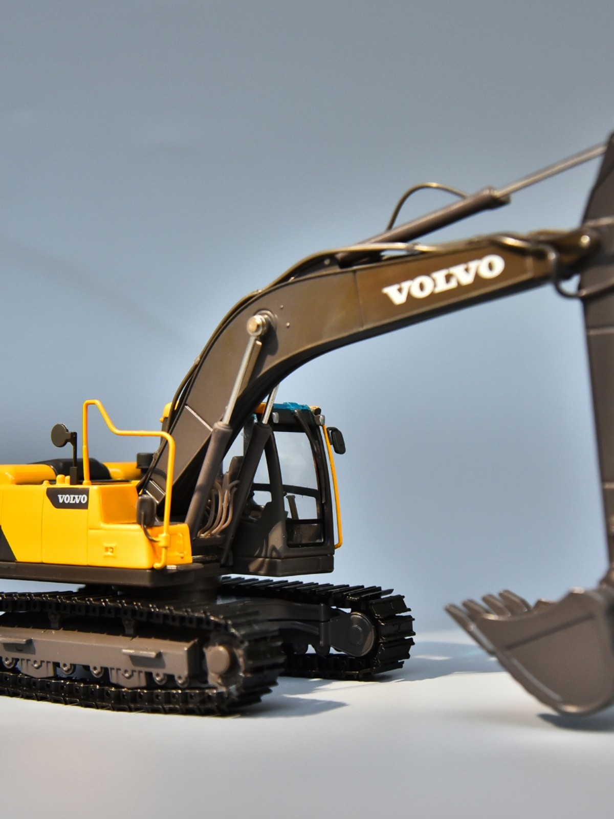VOLVO Volvo EC220DL Alloy Excavator Model Original Engineering Vehicle Simulation Excavator Ornaments