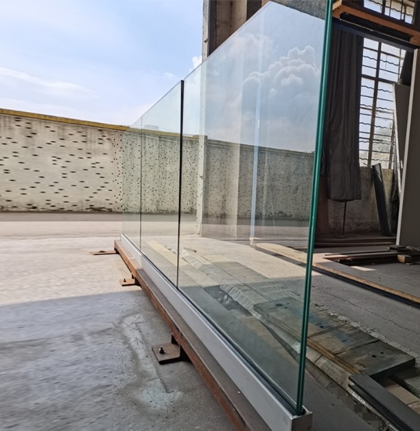 Floor Mounted U Channel Glass Railing With 12-23.52mm Tempered Laminated Glass